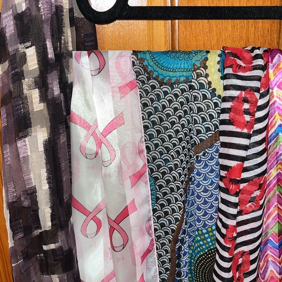 8 women’s scarves - Picture 2 of 11